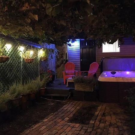 Love-Nest With Private Hot Tub โตรอนโต ภายนอก รูปภาพ