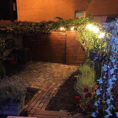 Love-Nest With Private Hot Tub โตรอนโต ภายนอก รูปภาพ