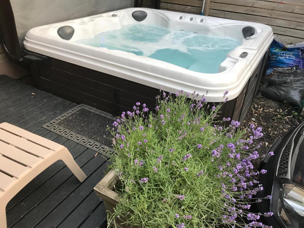 Love-Nest With Private Hot Tub โตรอนโต ภายนอก รูปภาพ