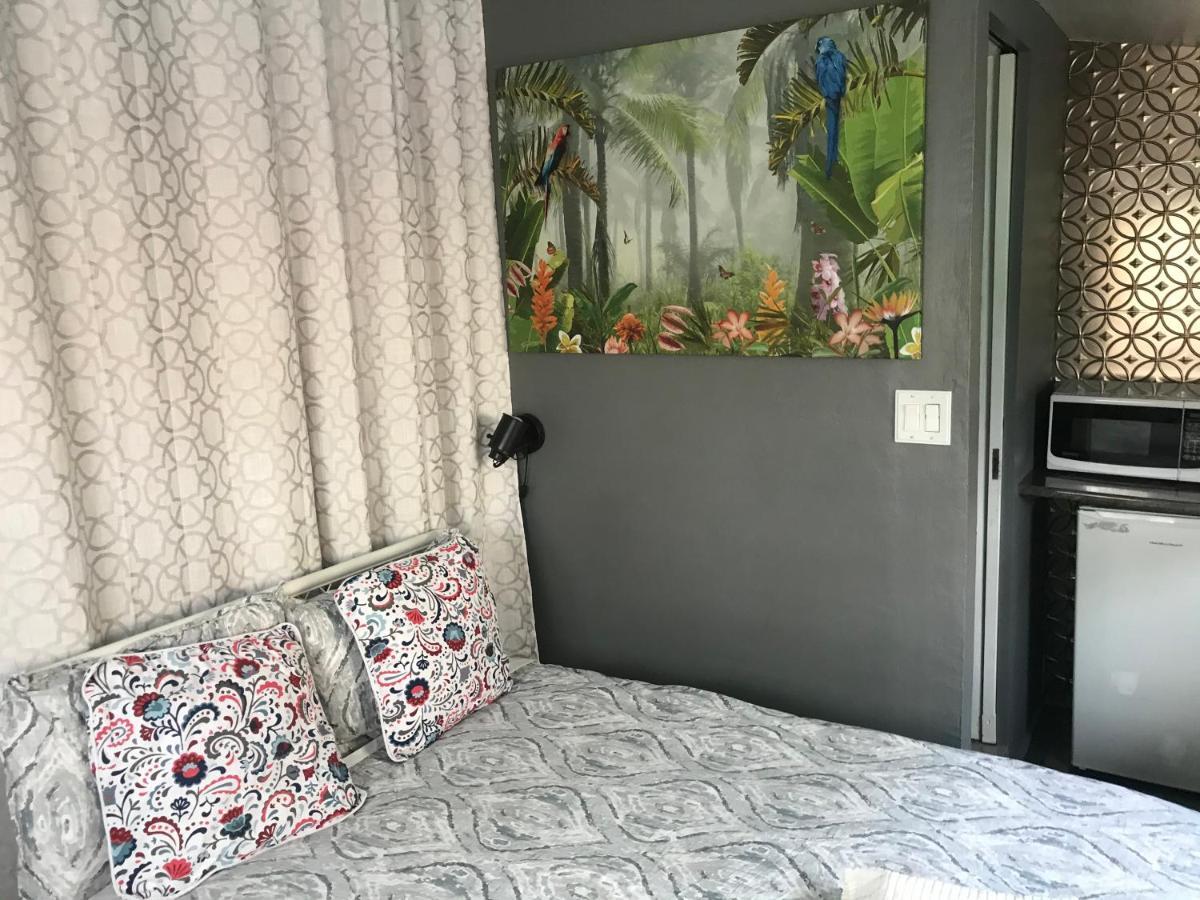 Love-Nest With Private Hot Tub โตรอนโต ภายนอก รูปภาพ