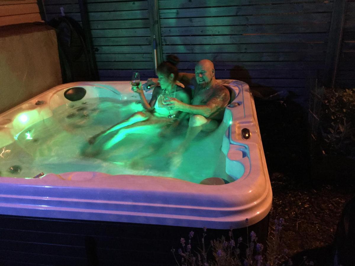Love-Nest With Private Hot Tub โตรอนโต ภายนอก รูปภาพ